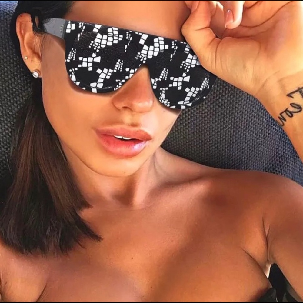 Black & White Snake Print Fashion
UV400 Sunglasses